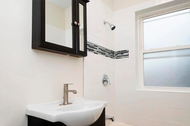 Photo - 319 Kedzie St