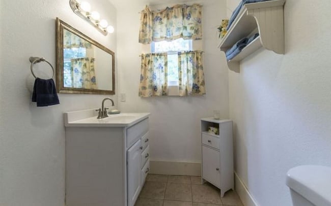 Bath - 1069 Elm St