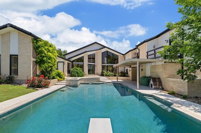 Building Photo - 10811 Royal Park Dr