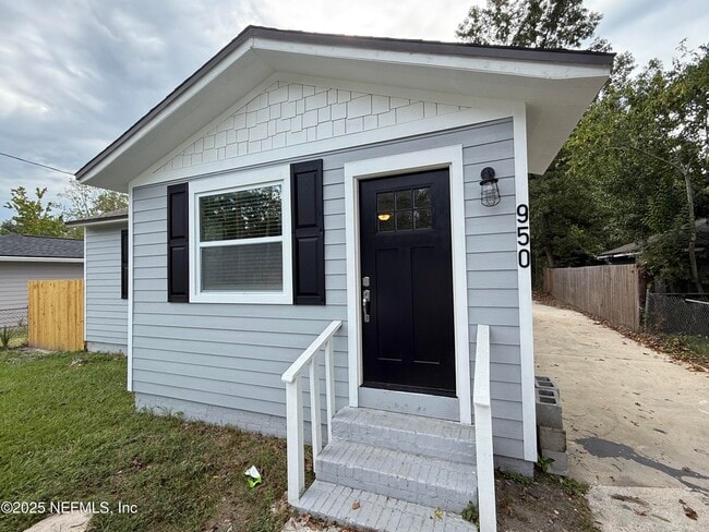 Photo - 950 Superior St