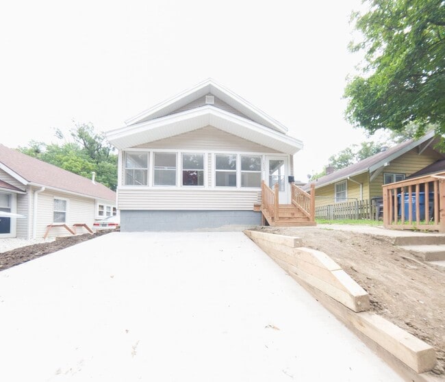 Building Photo - 1200 Sqft. 2 Bedroom 1 Bath Rental