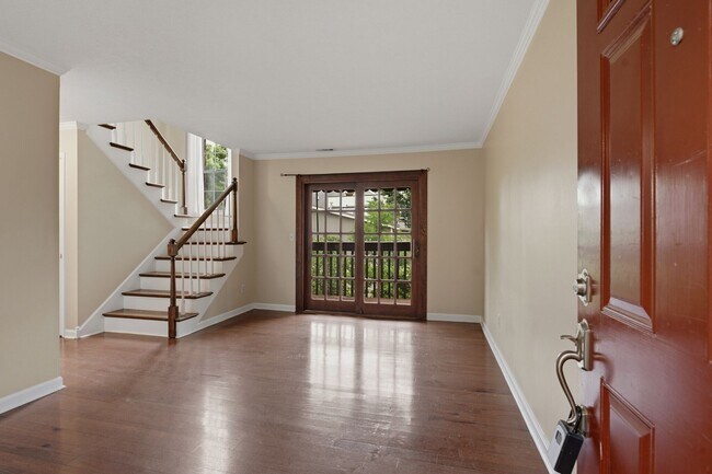 Photo - 515 Chesterfield Ave Unit F