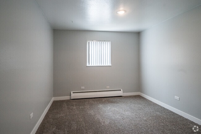 2 BR, 1 BA - 875 SF