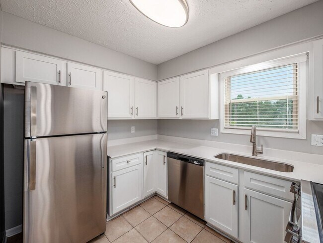 Building Photo - 2017 Queensgate Ln