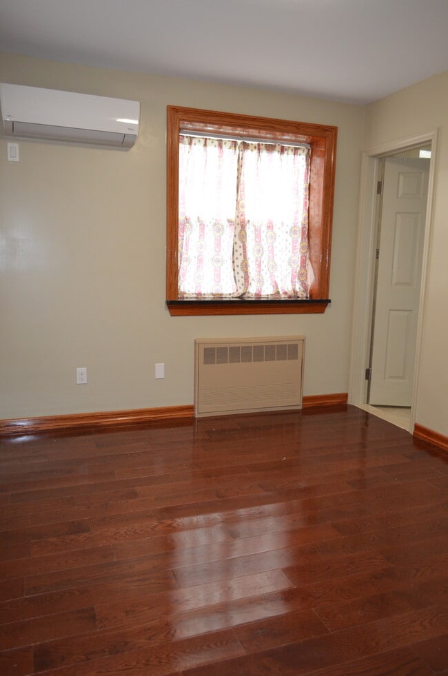 private room - 14906 Elm Ave