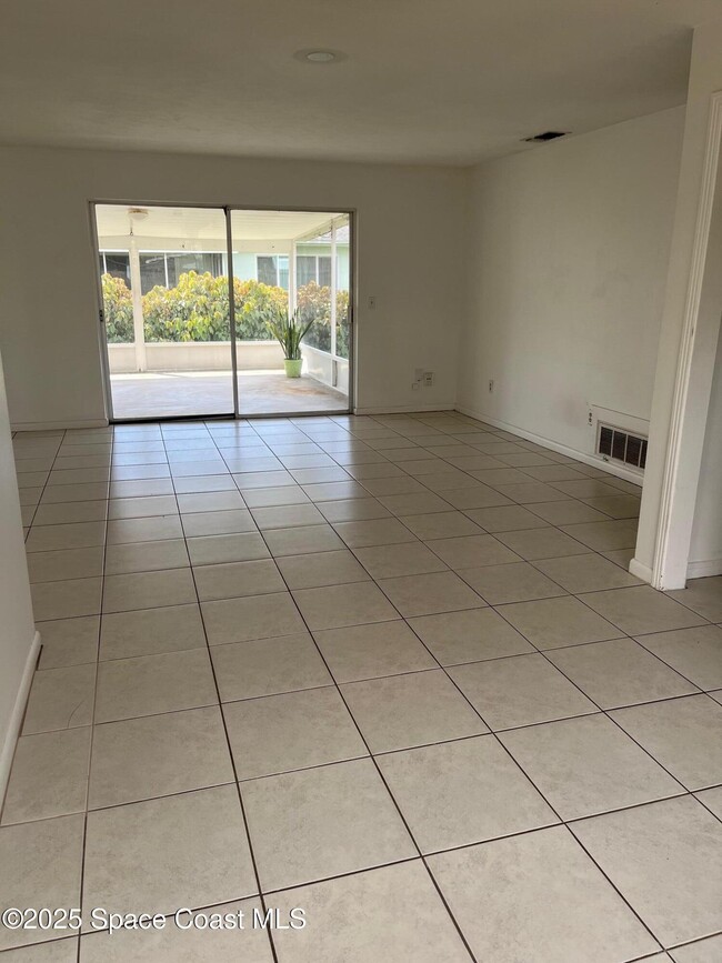 Photo - 1485 Eddy St