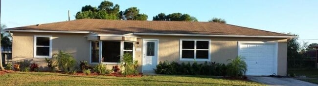 Building Photo - 3/2 with pool for rent Rental