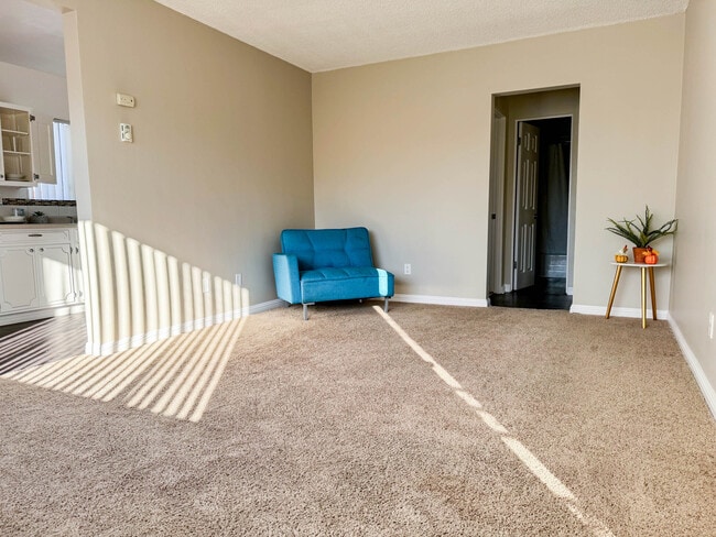 1 habitación, 1 baño - Sala de estar - 4th St Apartments