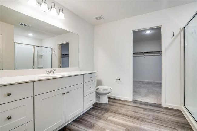 Photo - 731 Yorkshire Dr