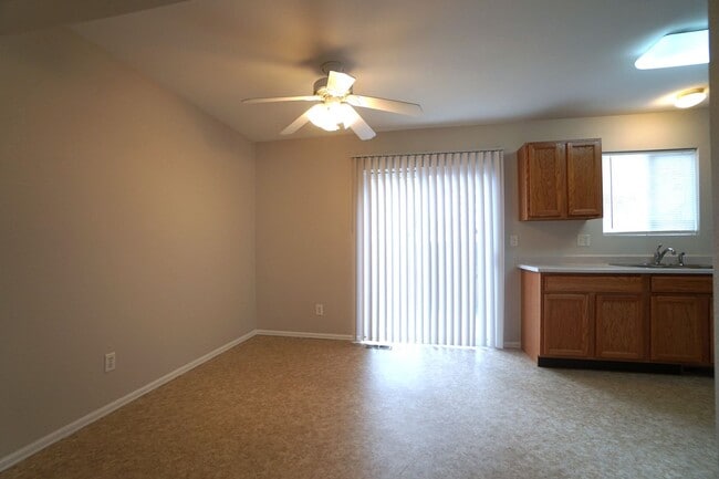 Photo - 472 Kitfield View