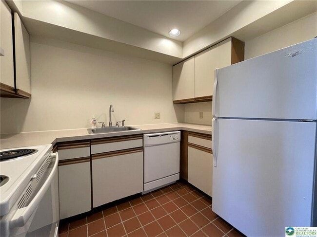 Photo - 101 W Race St