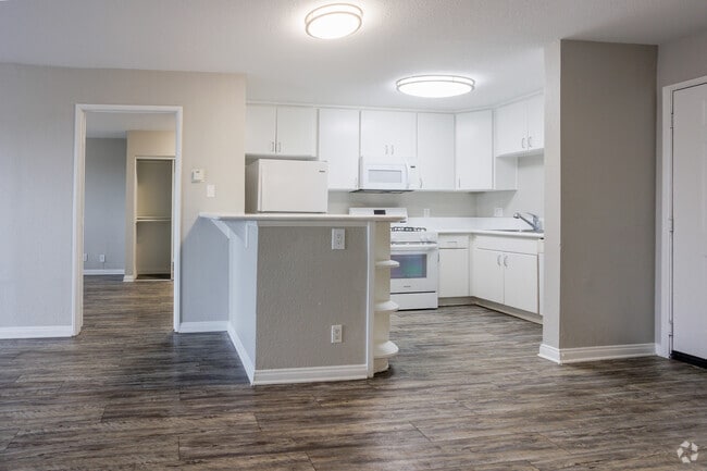 2BR, 2BA - 1050SF