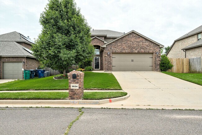 Beautiful 4 Bedroom Home in Surrey Hills! - Beautiful 4 Bedroom Home in Surrey Hills!