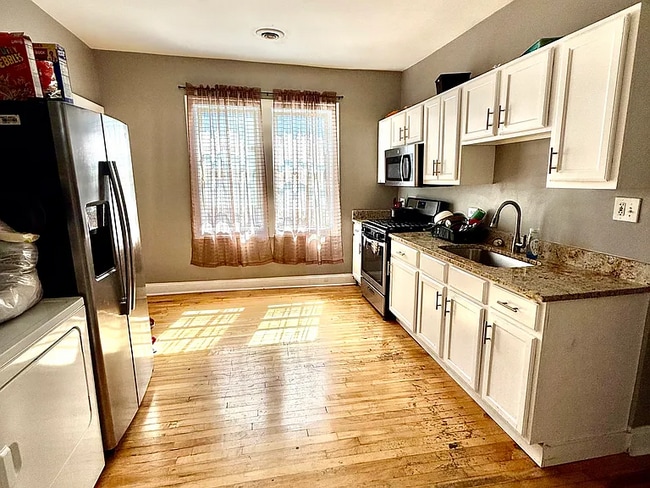 Building Photo - 831 N Ashland Ave Unit 2