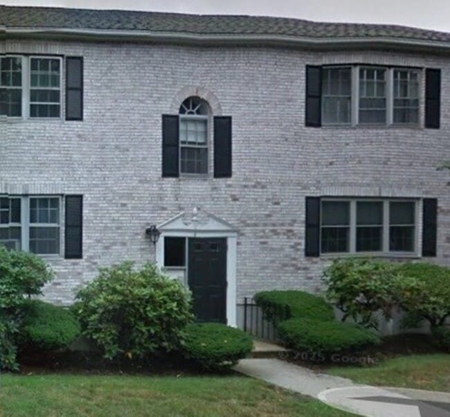 Building Photo - 11 Lake Shore Ct Unit 4