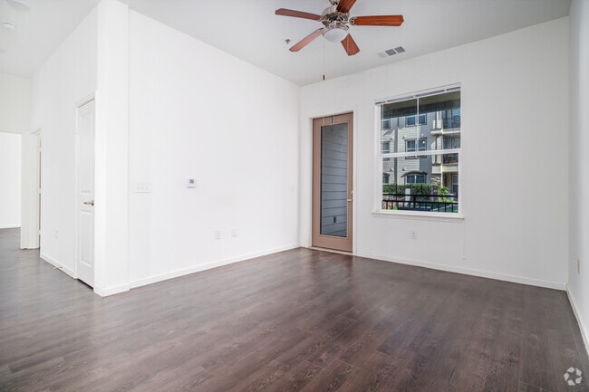 2BR, 1BA - 910SF - Living Room