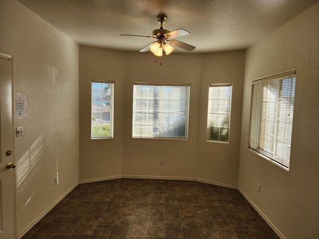 Photo - Rare Ground Level Unit - 2 Bed / 1 Bath w/private yard Unidad 1