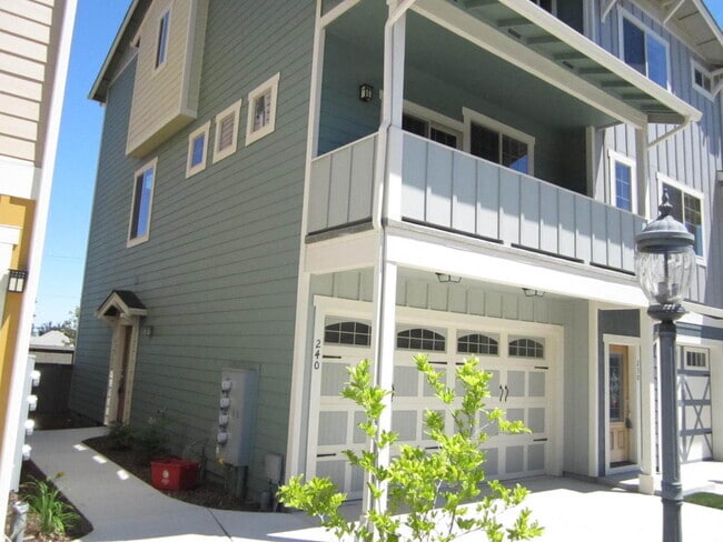 Building Photo - Charming 3 Story Town Home for Rent