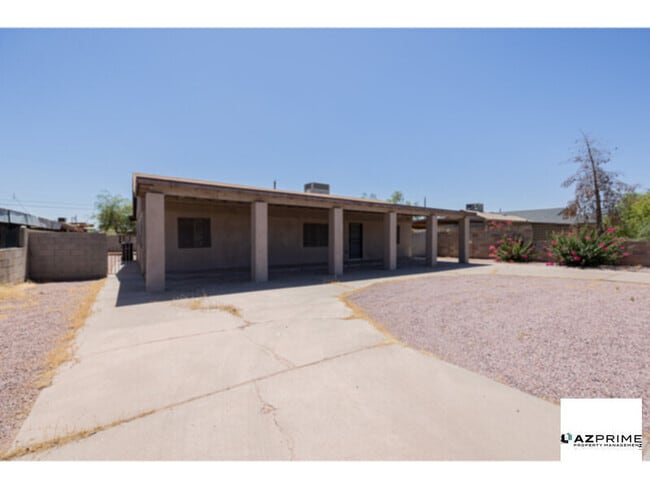 Building Photo - Experience comfort and space in this Custo... Rental