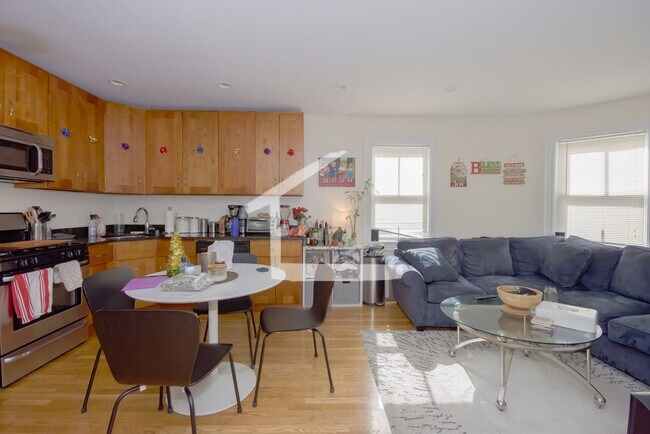 Building Photo - Charming 3 Bedroom-No Broker Fee