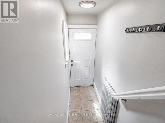 Photo - 229 Winona Dr Unité Upper