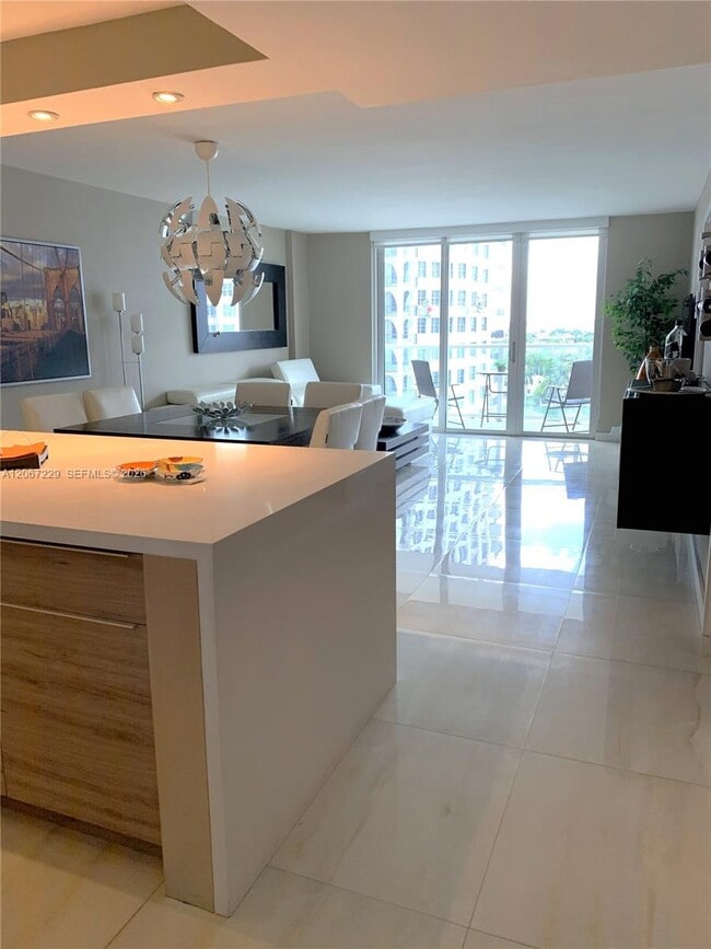 Building Photo - 5701 Collins Ave Unit 1003