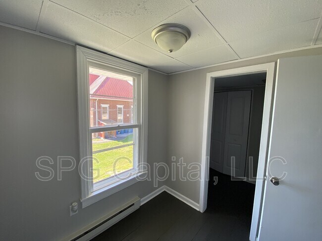 Photo - 110 N York St