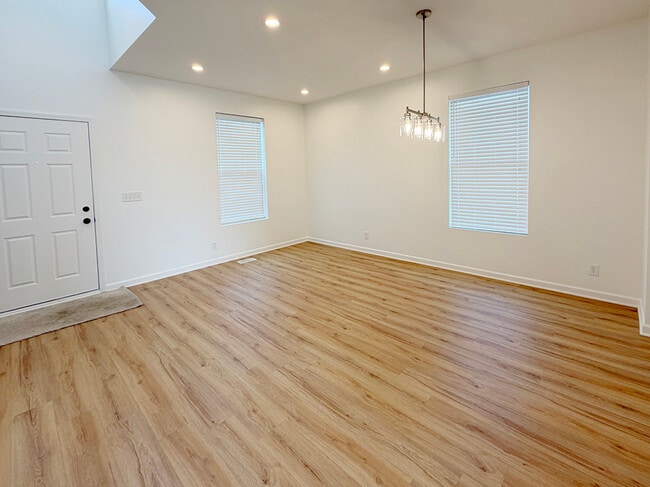 Photo - 651 Olive Ln