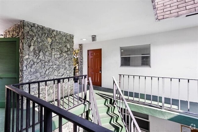 Building Photo - 336 SW 1st St Unit B-5 Rental