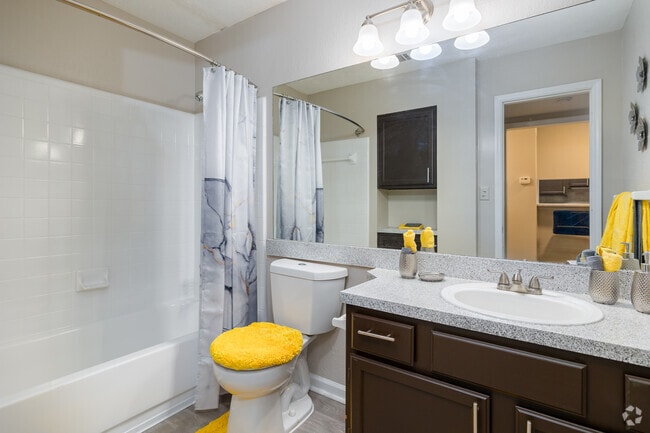 2BR, 2BA - 1,005SF - Bathroom