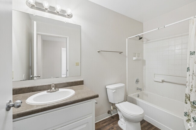 Del Mar, 3 habitaciones, 2 baños - 1188 pies cuadrados - Segundo baño - Arnada Pointe