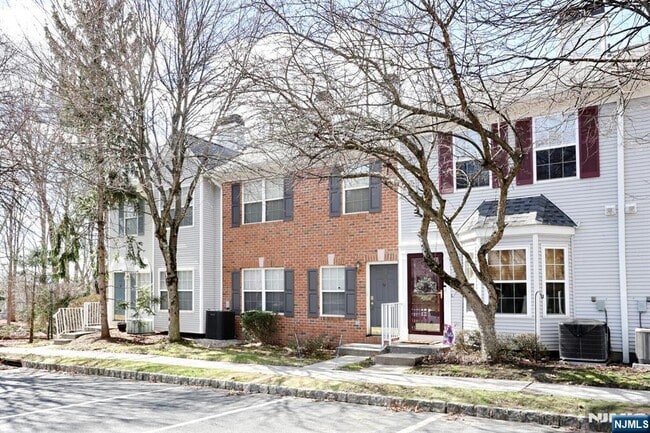 Photo - 2051 Charles