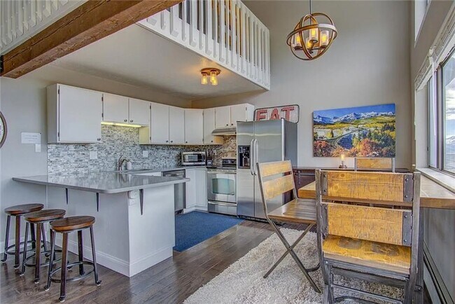 Photo - Buffalo Ridge - Spacious unit with Wifi, Covered Parking & Clubhouse
