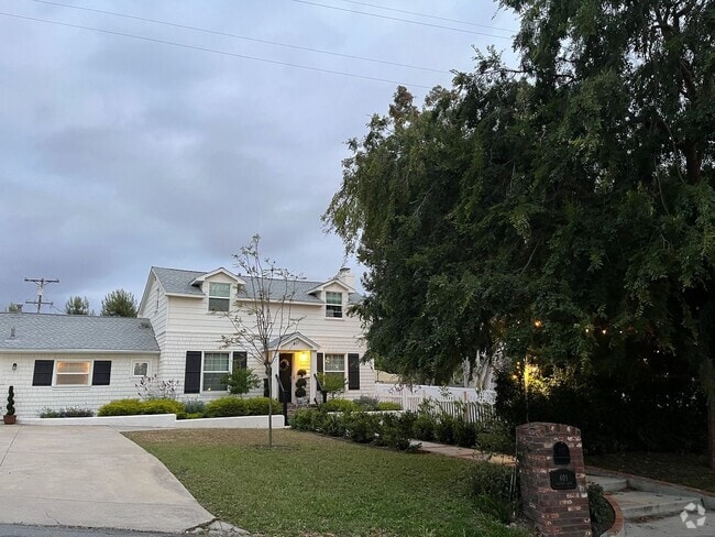 Building Photo - Bright & Modern Two-Story Home with Stunni...