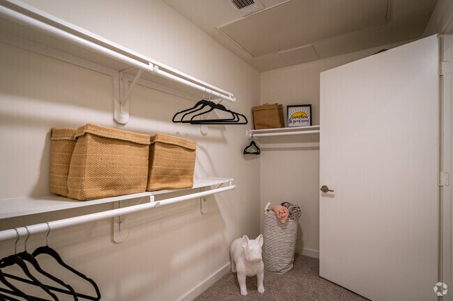 1BR, 1BA - 739SF
