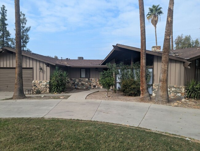 Building Photo - 3-Bedroom Home on Nearly 1 Acre with Fireplace, Large Backyard & 2-Car Garage