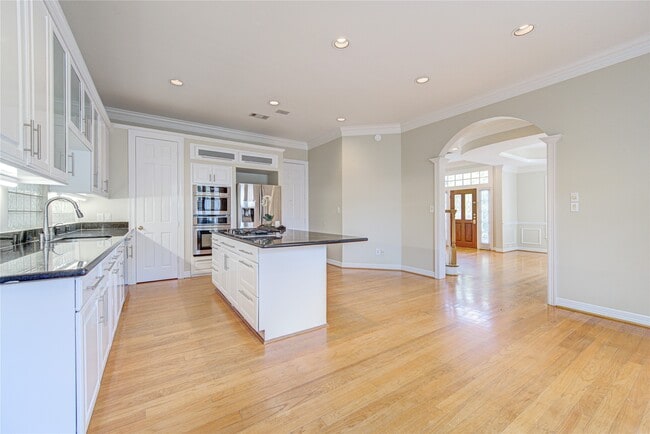 Building Photo - 2124 Nantucket Dr