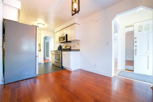 Photo - 1405 Burke Ave Apartment