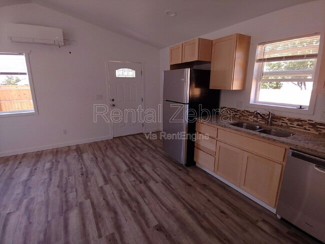 Photo - 921 NW Oak Ln