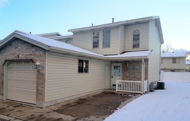 Building Photo - Layton 3 Bed Townhome with Garage & Fenced Yard – 2 Weeks Free!