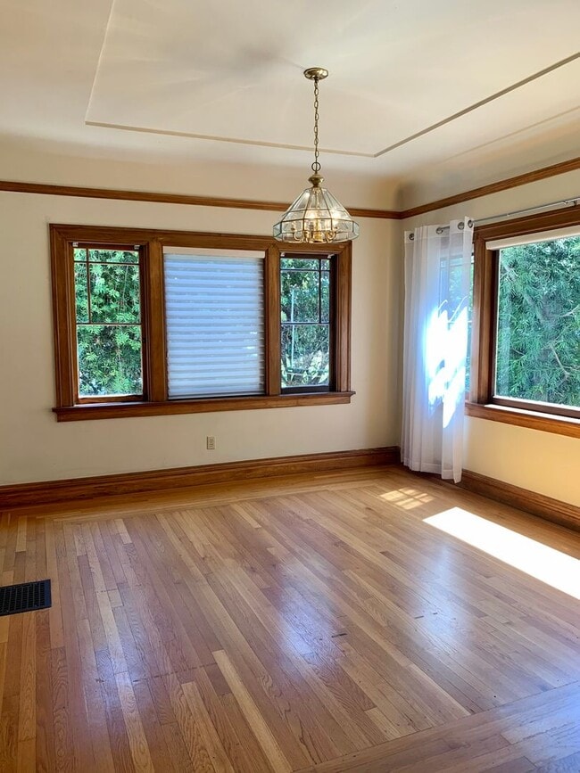 Building Photo - Highly Desirable Historical 3 Bed, 2 Bath ... Rental