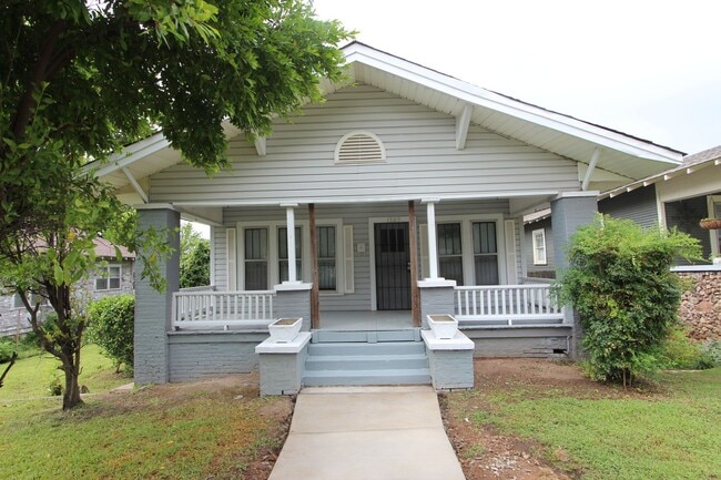 Building Photo - Bush Hills Beauty - 3 Bedroom 2 Bath