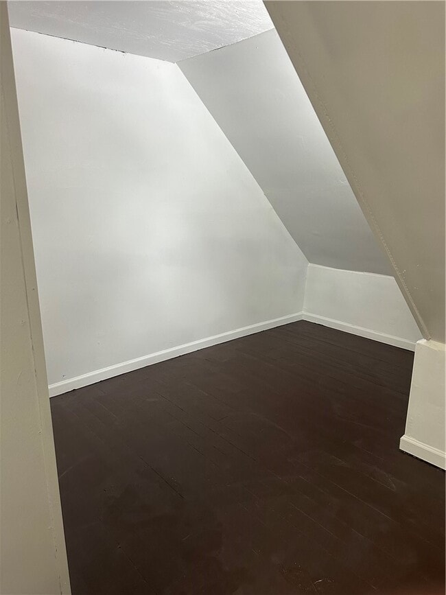 Photo - 557 Glide St