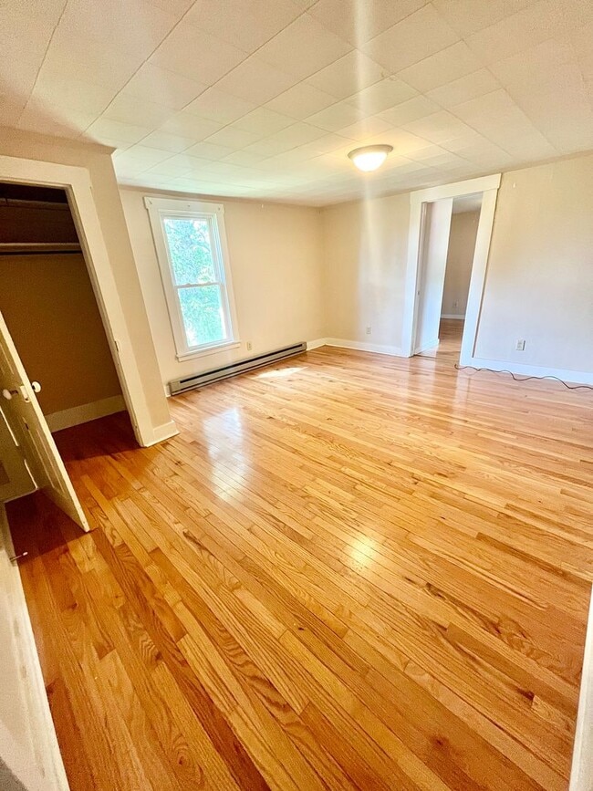 Building Photo - 443 Walnut St Unit C Rental