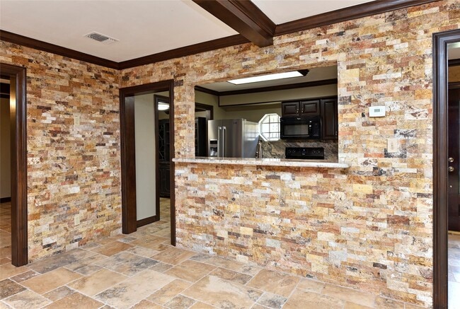 Building Photo - 2802 S Doral Dr