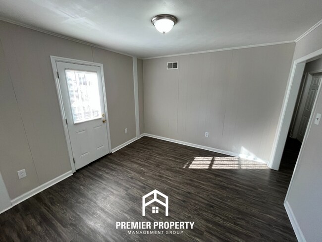 Photo - 211 Burwood Dr