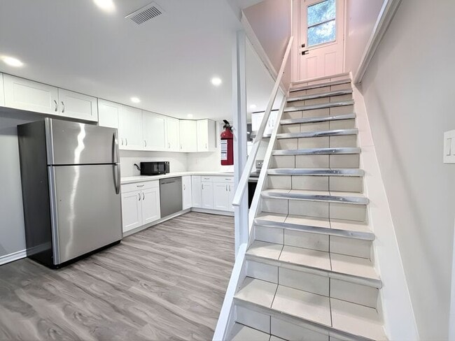 Photo - 20 W 4th St Unité lower