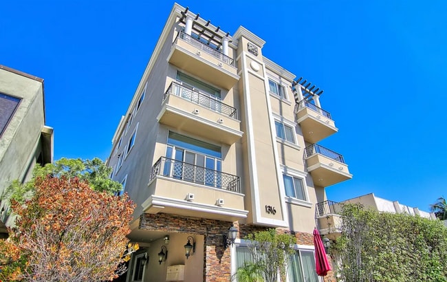 Building Photo - 1316 Amherst Ave Unit 202 Rental