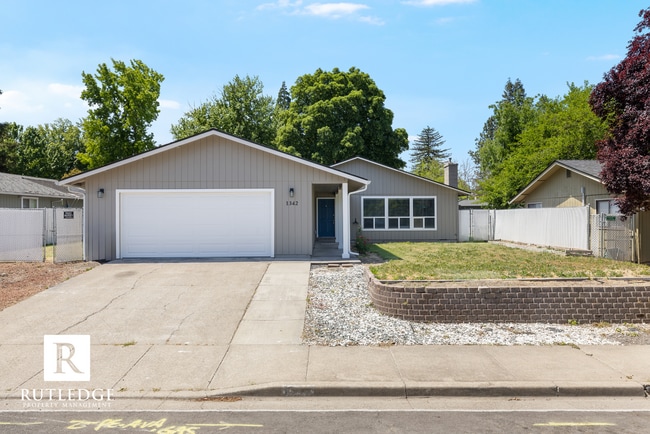Building Photo - 4 Bedrooms - 2 1/2 Baths - South Medford Living