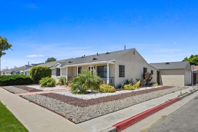 Building Photo - Newly Re-Modeled 3B | 1B home located in Prime Gardena!